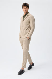 Completo da uomo elegante e casual in morbido jersey beige, composto da giacca blazer e pantaloni.