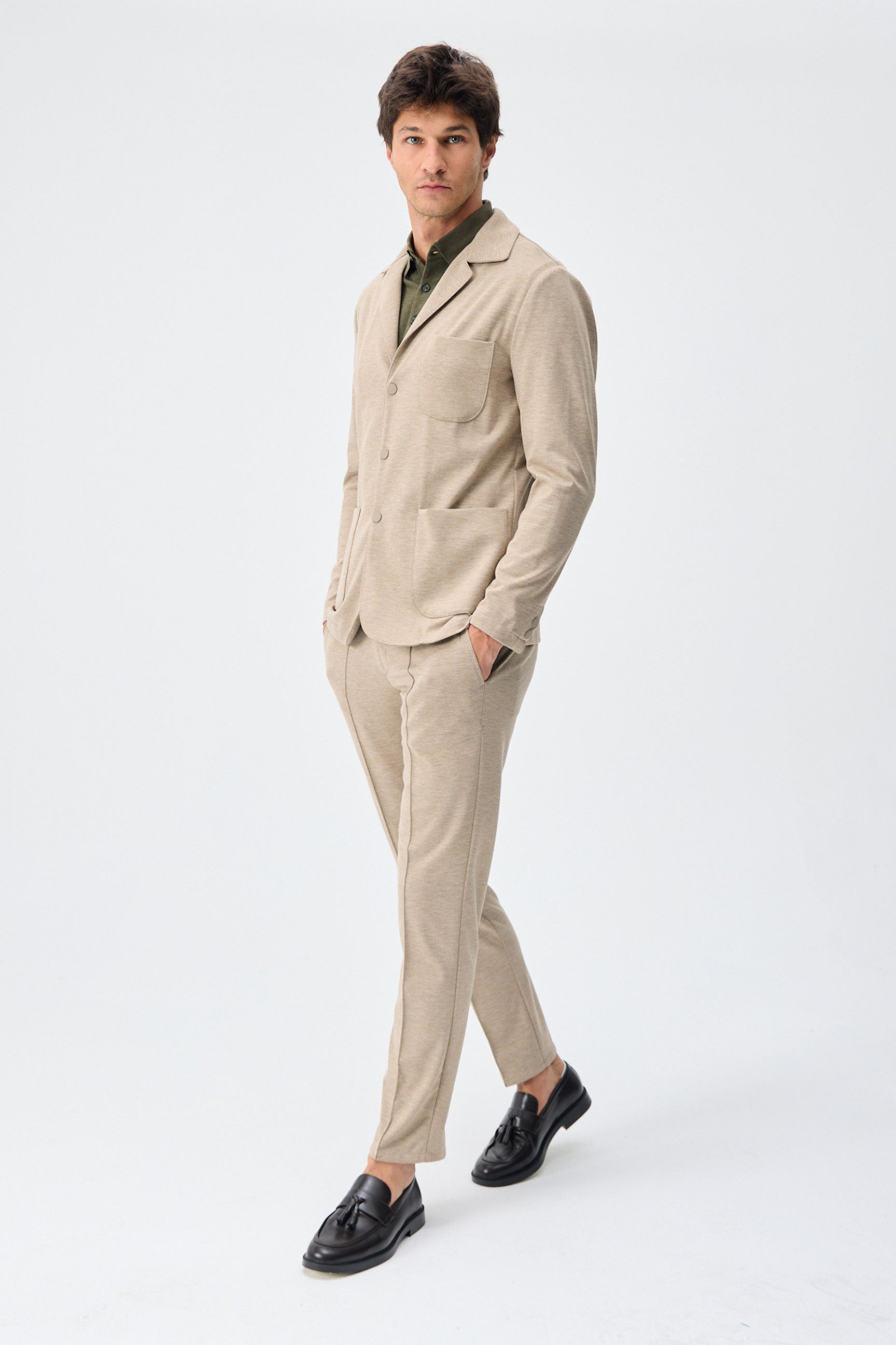 Completo da uomo elegante e casual in morbido jersey beige, composto da giacca blazer e pantaloni.