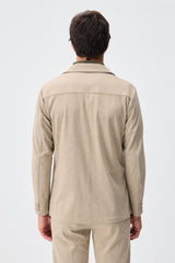 Completo da uomo elegante e casual in morbido jersey beige, composto da giacca blazer e pantaloni.
