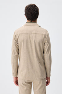 Completo da uomo elegante e casual in morbido jersey beige, composto da giacca blazer e pantaloni.