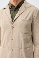 Completo da uomo elegante e casual in morbido jersey beige, composto da giacca blazer e pantaloni.