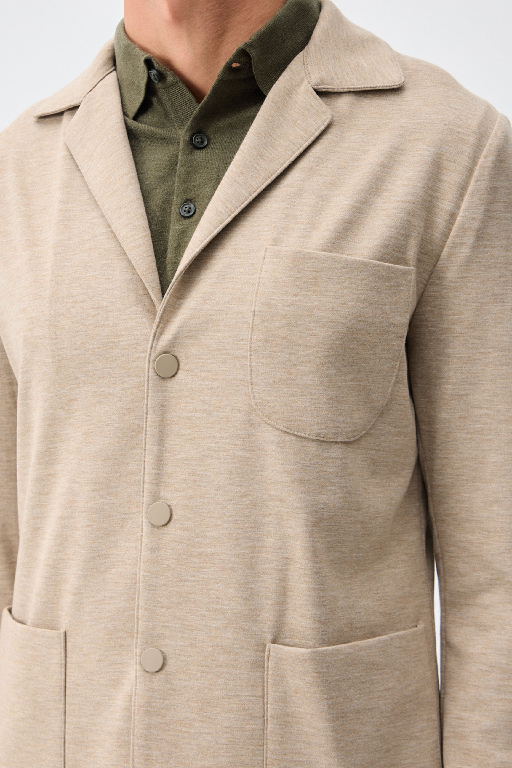 Completo da uomo elegante e casual in morbido jersey beige, composto da giacca blazer e pantaloni.