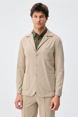 Completo da uomo elegante e casual in morbido jersey beige, composto da giacca blazer e pantaloni.