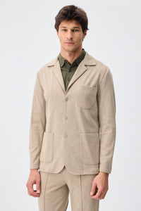 Completo da uomo elegante e casual in morbido jersey beige, composto da giacca blazer e pantaloni.