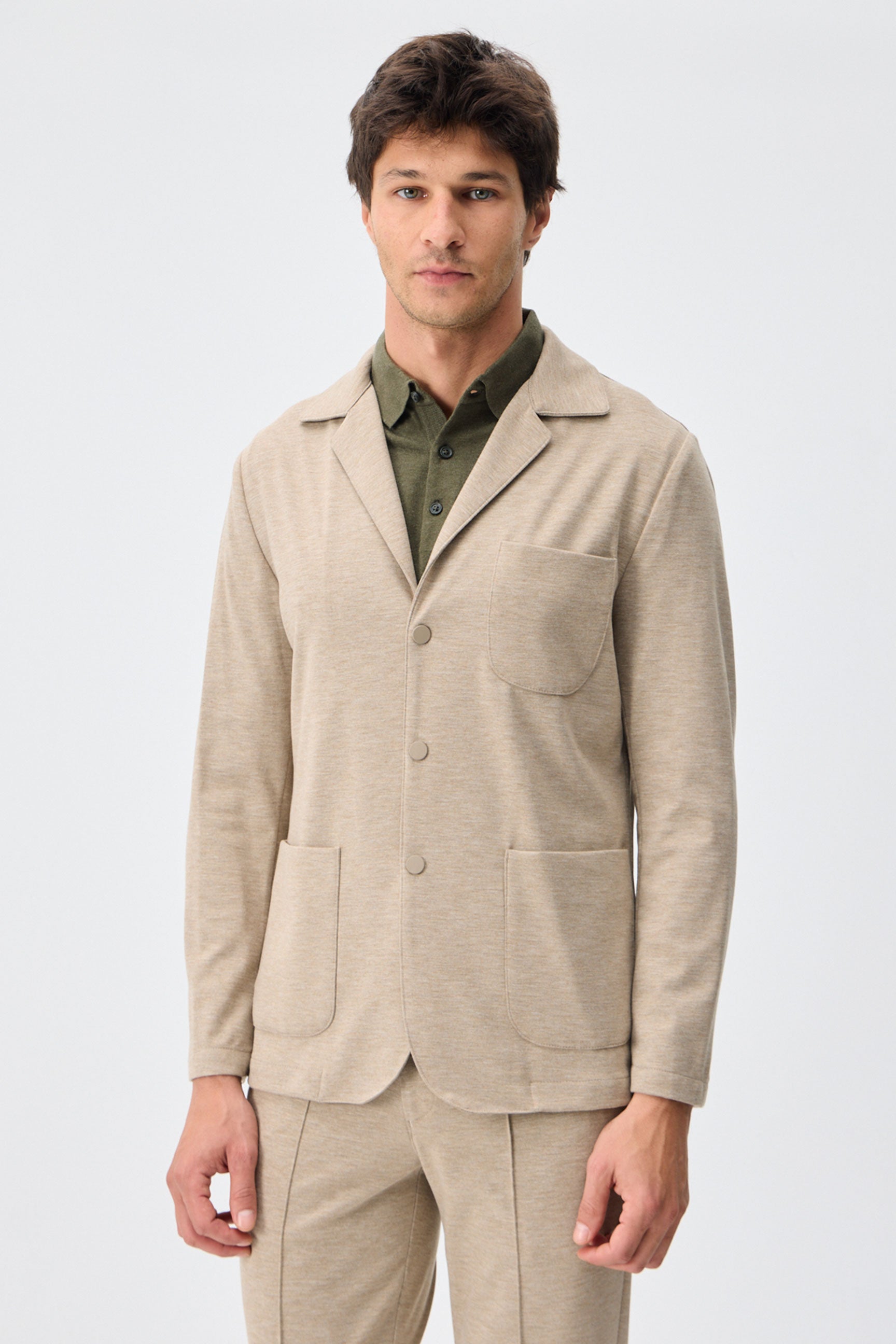Completo da uomo elegante e casual in morbido jersey beige, composto da giacca blazer e pantaloni.
