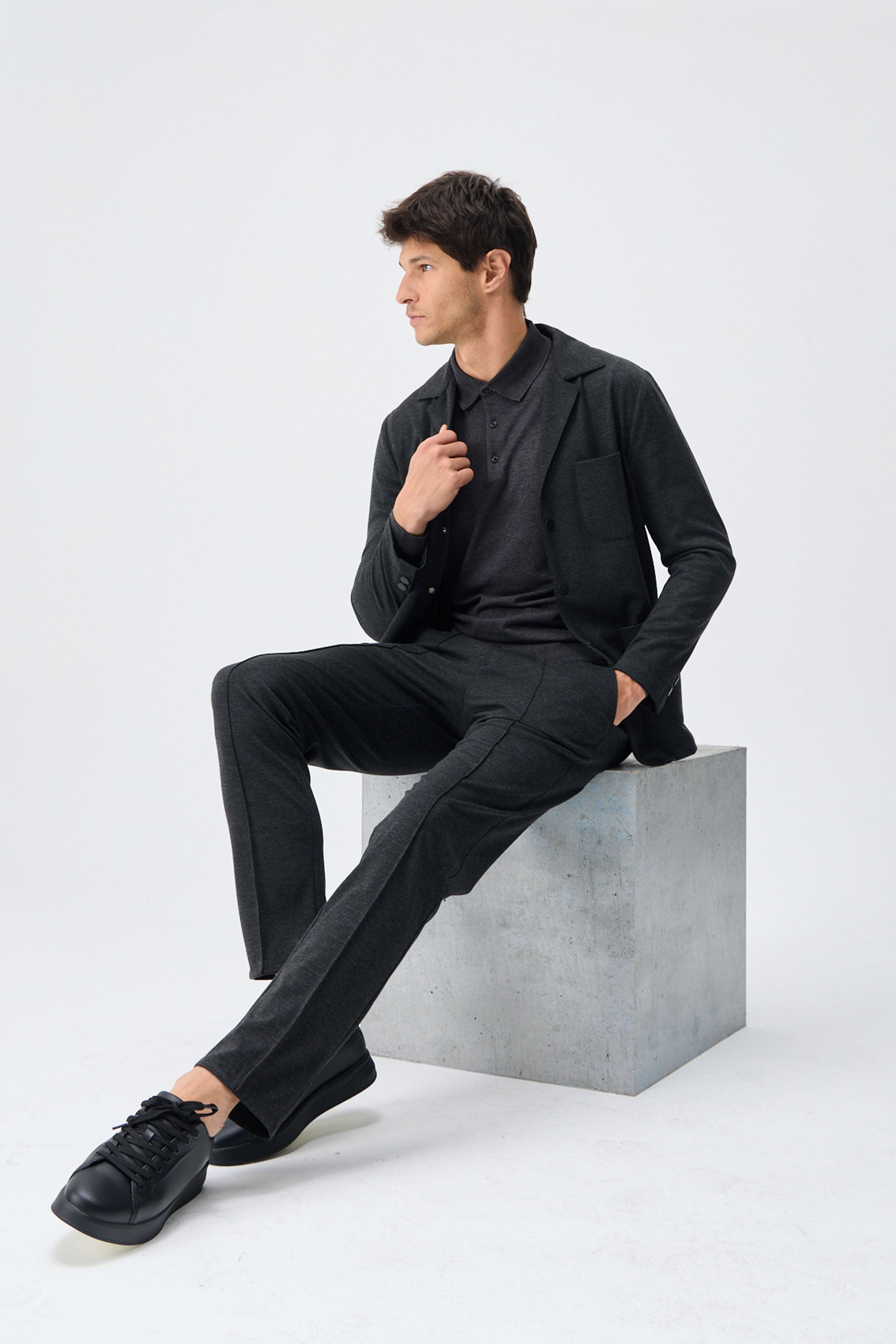 Blazer da uomo in morbido jersey color antracite, giacca elegante e casual.