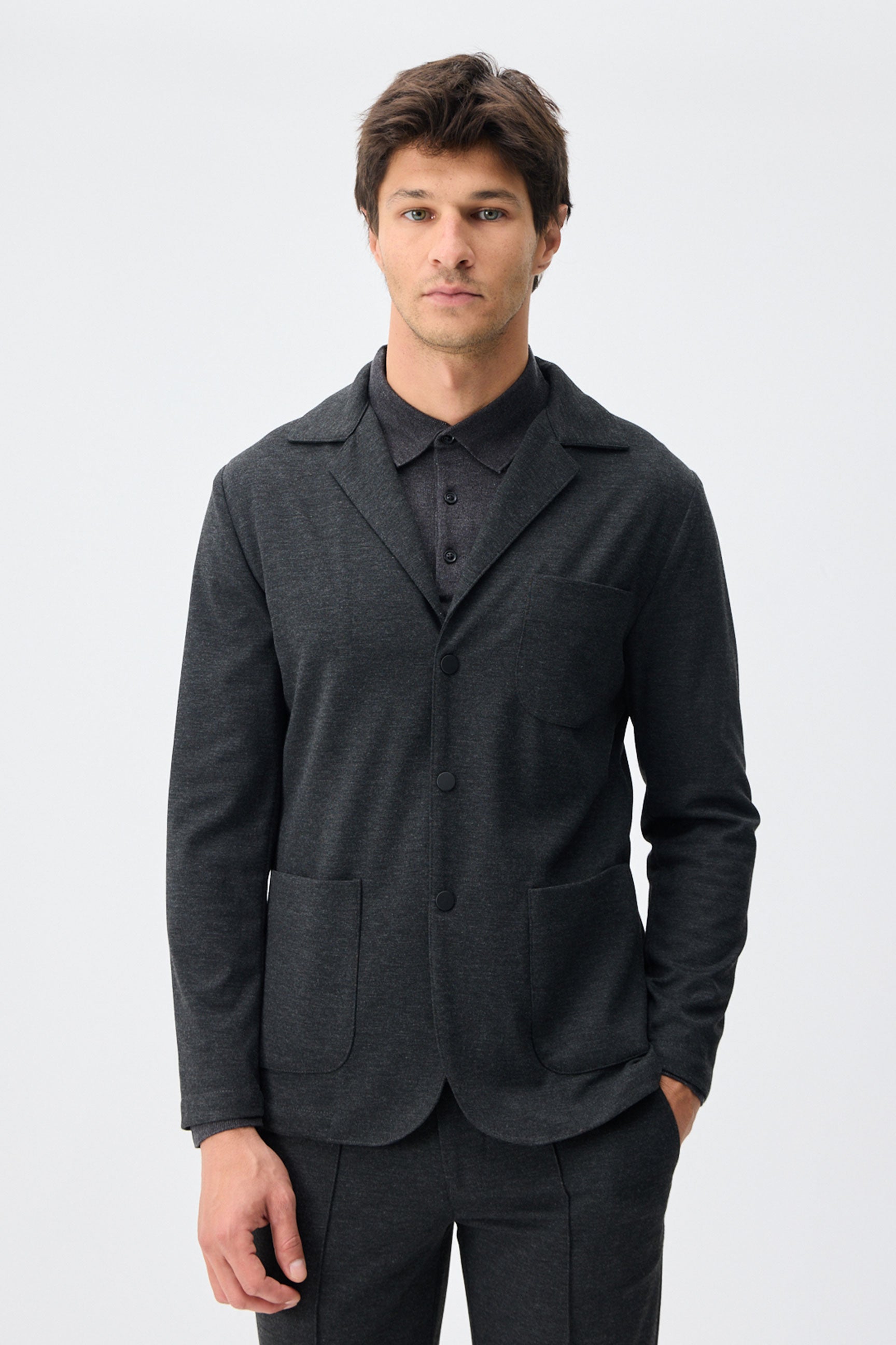 Completo da uomo elegante e casual in morbido jersey color antracite, composto da giacca blazer e pantaloni.