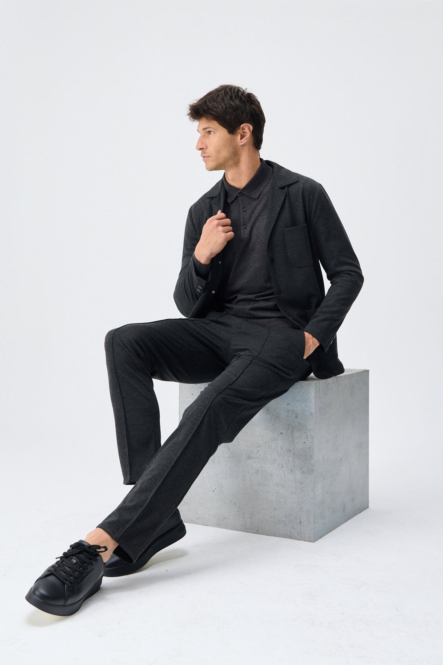Completo da uomo elegante e casual in morbido jersey color antracite, composto da giacca blazer e pantaloni.