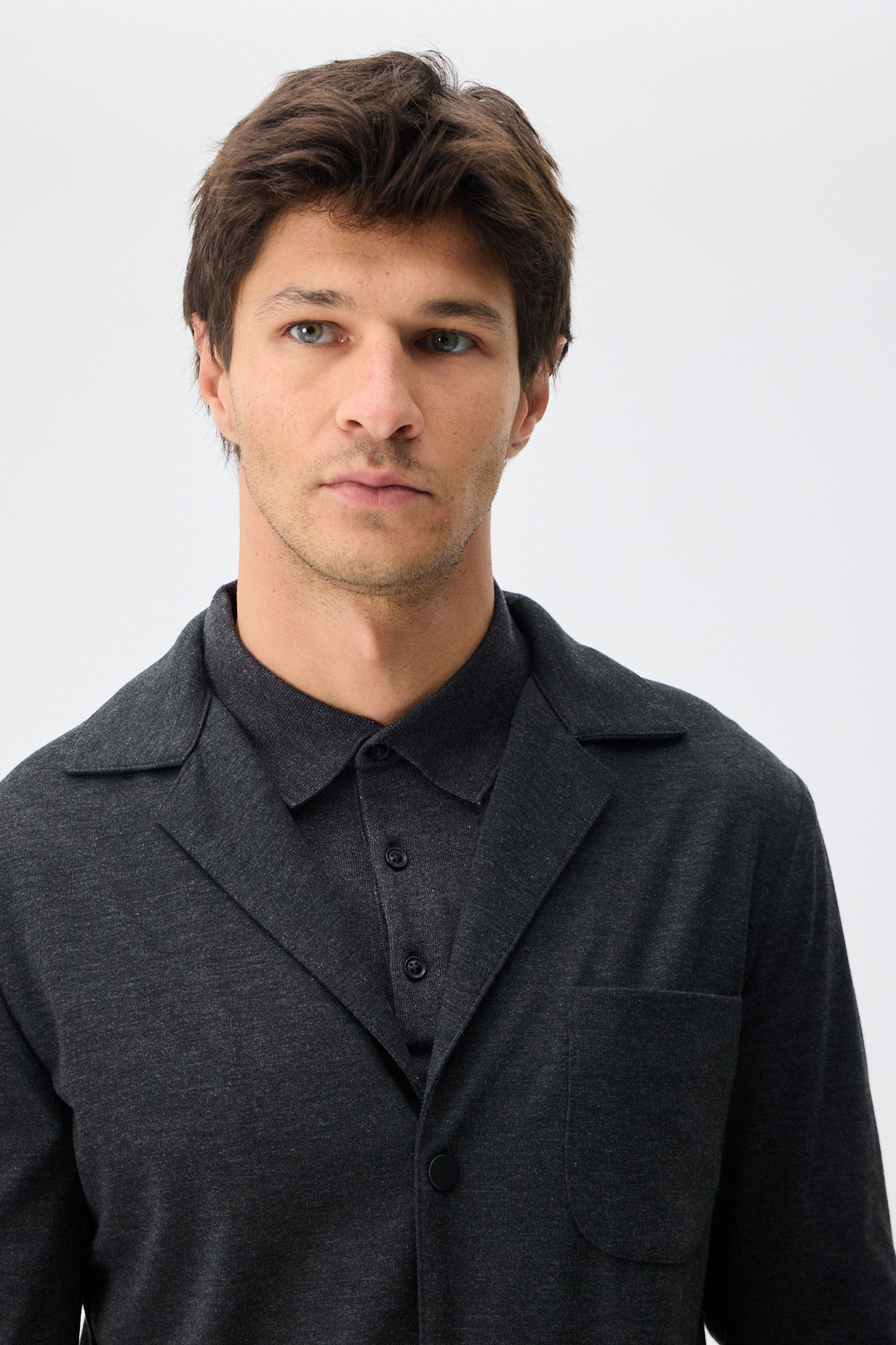 Completo da uomo elegante e casual in morbido jersey color antracite, composto da giacca blazer e pantaloni.