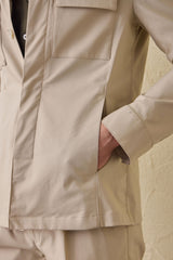 Giacca utility da uomo beige, leggera, in misto cotone, elegante e casual.