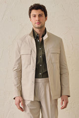 Giacca utility da uomo beige, leggera, in misto cotone, elegante e casual.