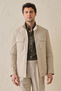 Giacca utility da uomo beige, leggera, in misto cotone, elegante e casual.