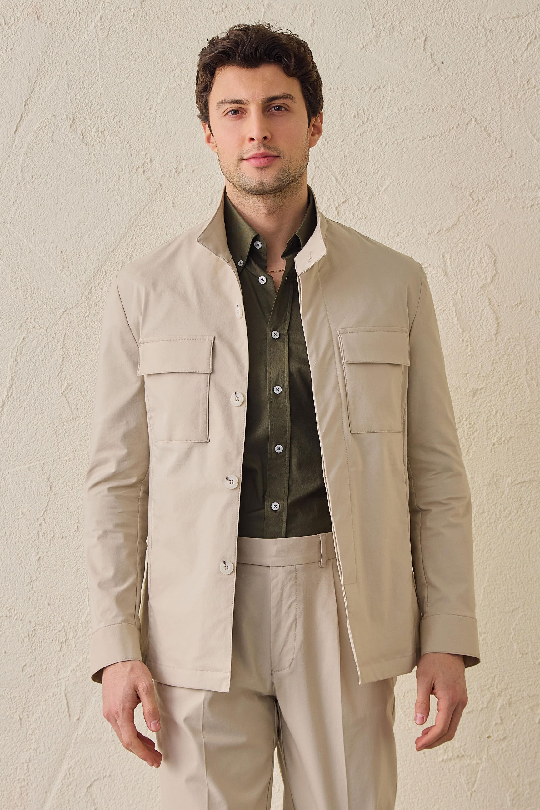 Giacca utility da uomo beige, leggera, in misto cotone, elegante e casual.