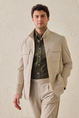 Giacca utility da uomo beige, leggera, in misto cotone, elegante e casual.