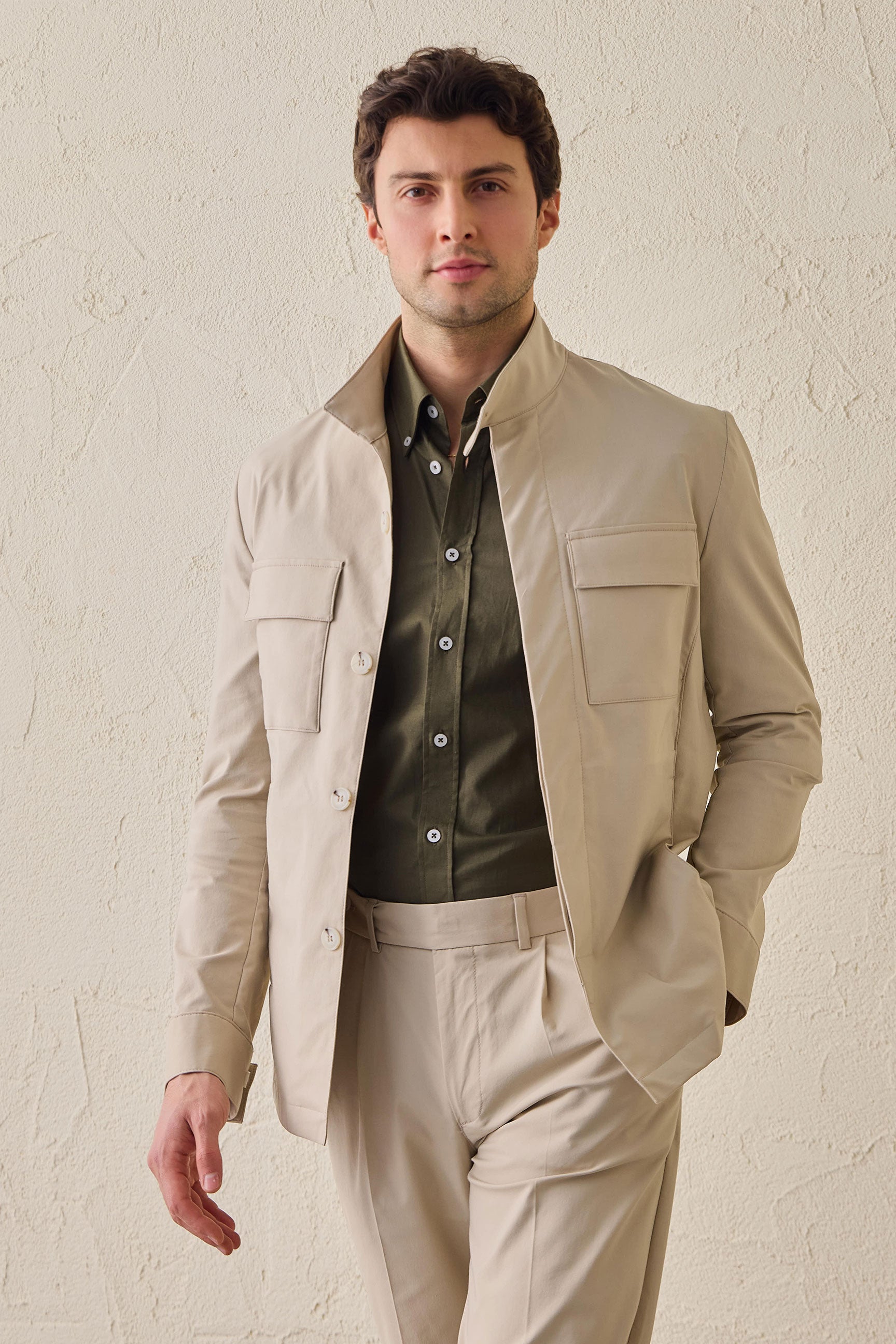 Giacca utility da uomo beige, leggera, in misto cotone, elegante e casual.