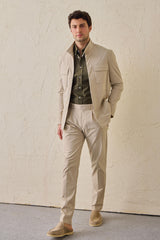 Giacca utility da uomo beige, leggera, in misto cotone, elegante e casual.
