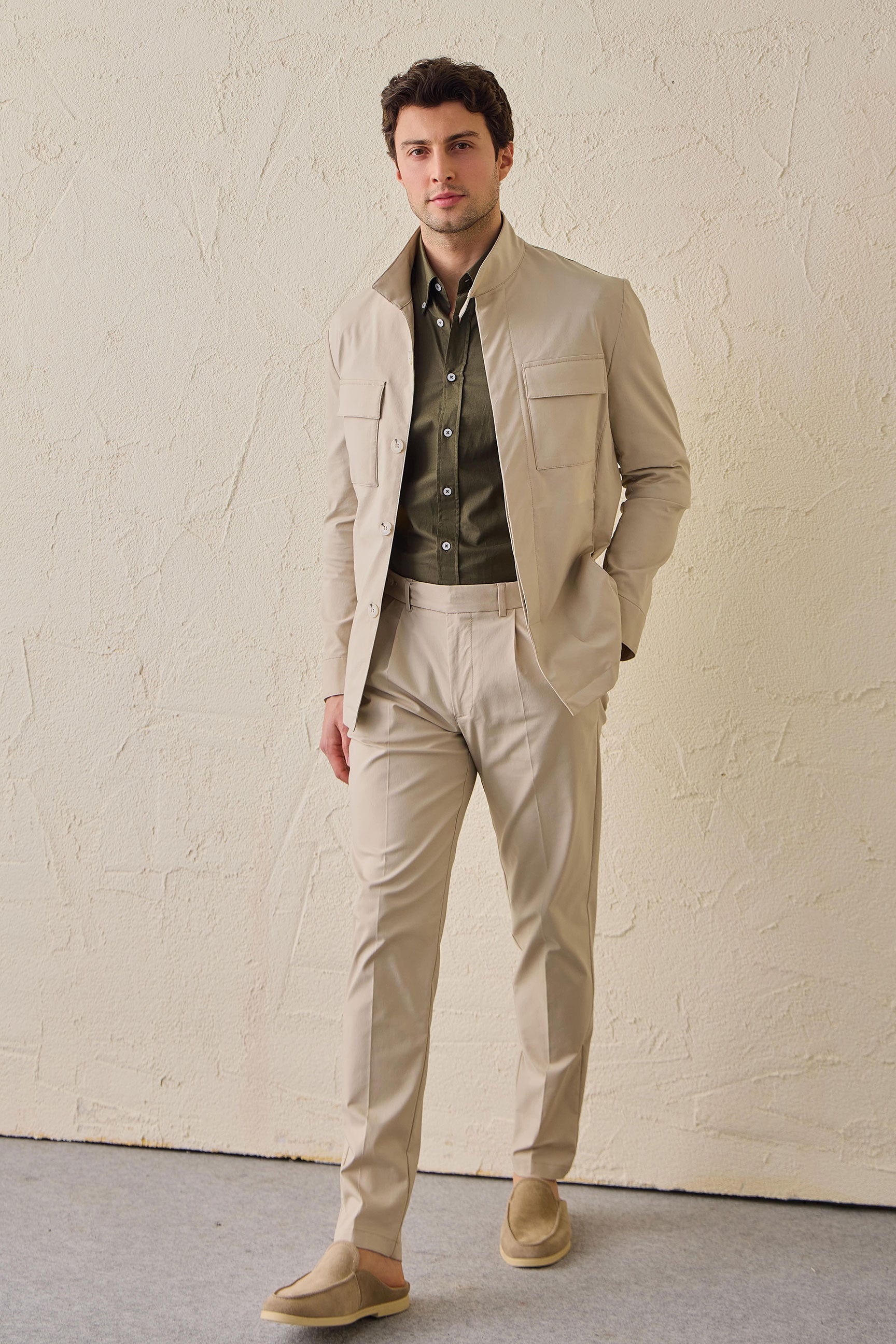 Giacca utility da uomo beige, leggera, in misto cotone, elegante e casual.
