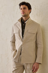 Giacca utility da uomo beige, leggera, in misto cotone, elegante e casual.