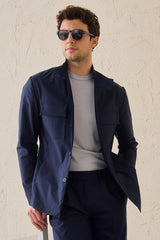 Giacca utility da uomo blu navy, leggera, in misto cotone, elegante e casual.