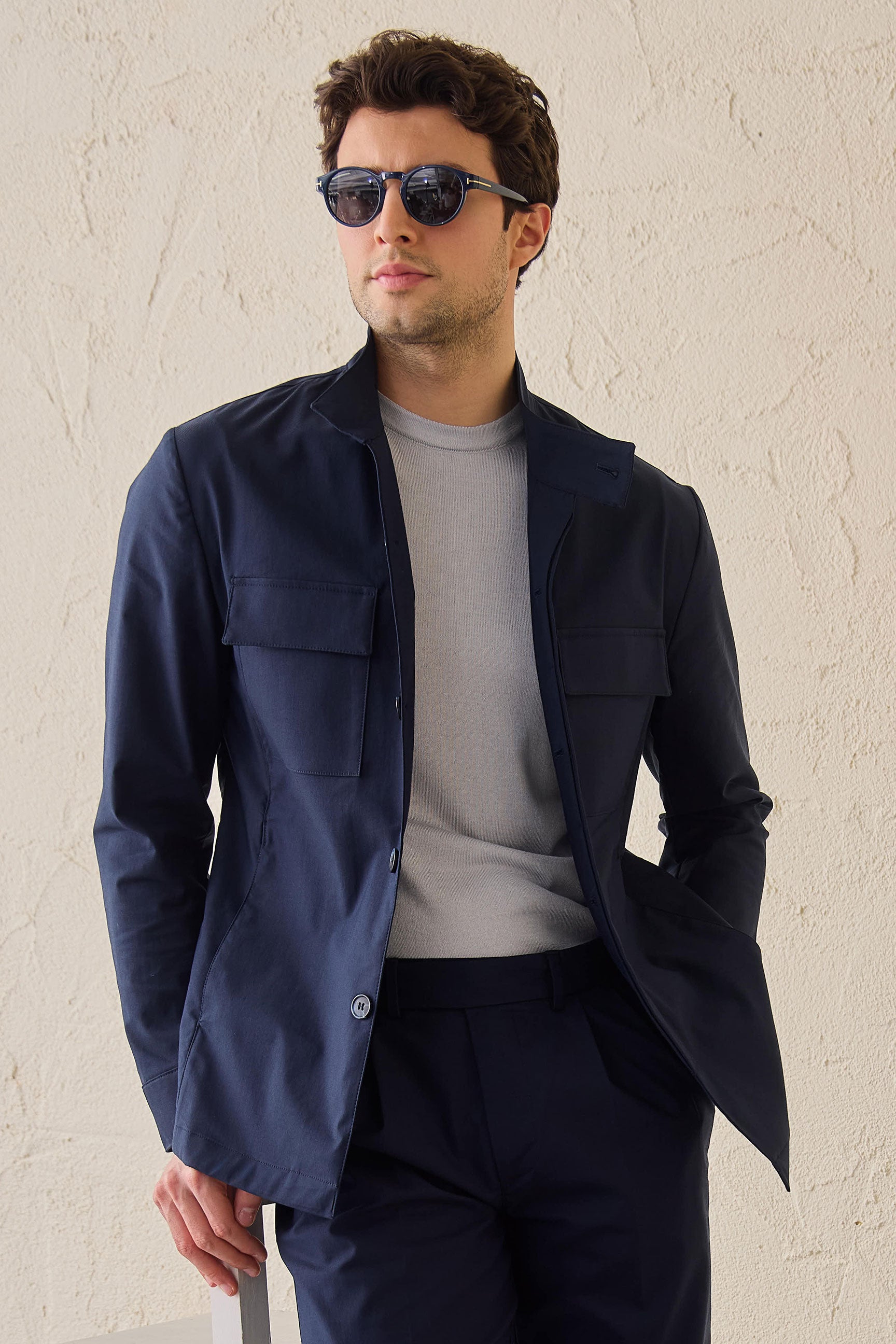 Giacca utility da uomo blu navy, leggera, in misto cotone, elegante e casual.