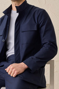 Giacca utility da uomo blu navy, leggera, in misto cotone, elegante e casual.