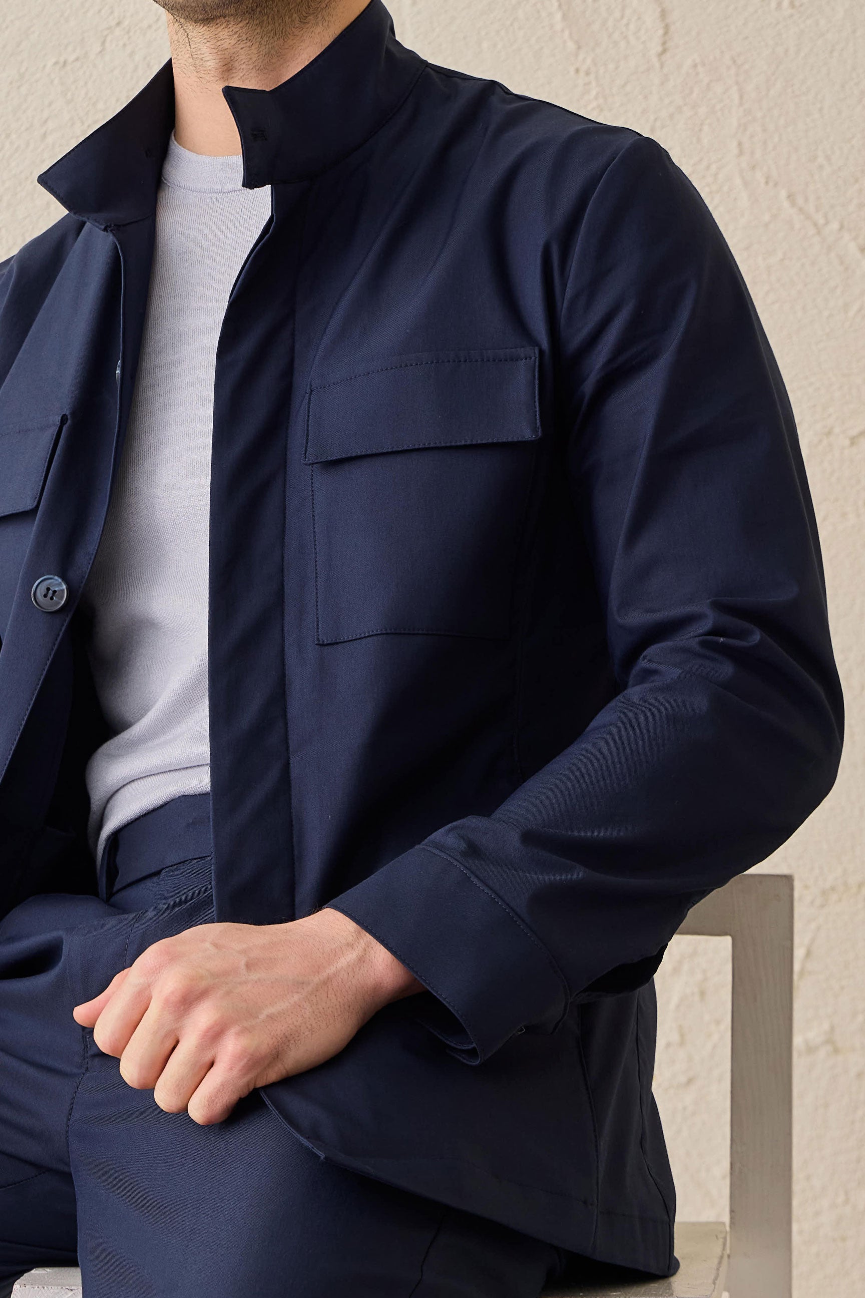Giacca utility da uomo blu navy, leggera, in misto cotone, elegante e casual.