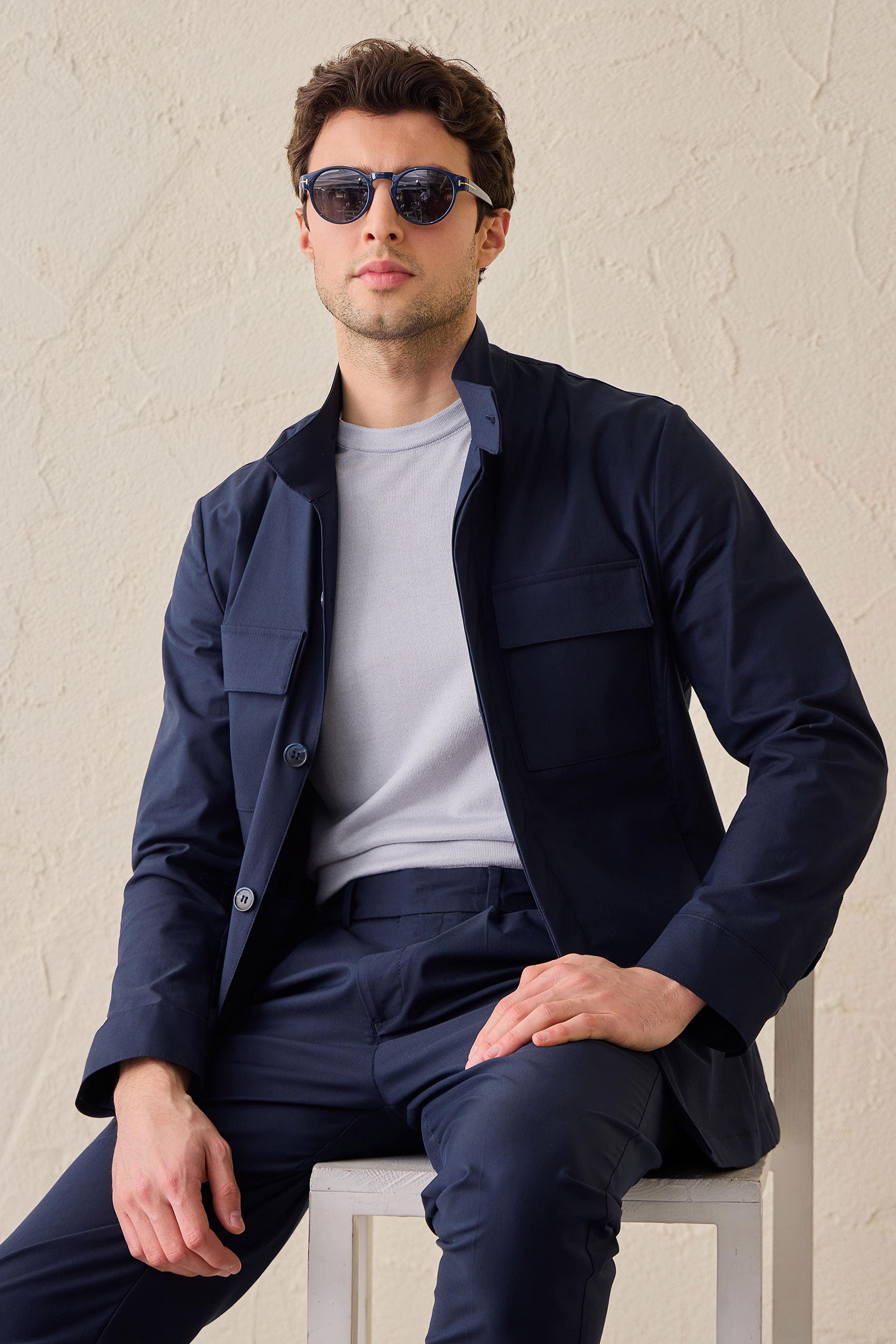 Giacca utility da uomo blu navy, leggera, in misto cotone, elegante e casual.