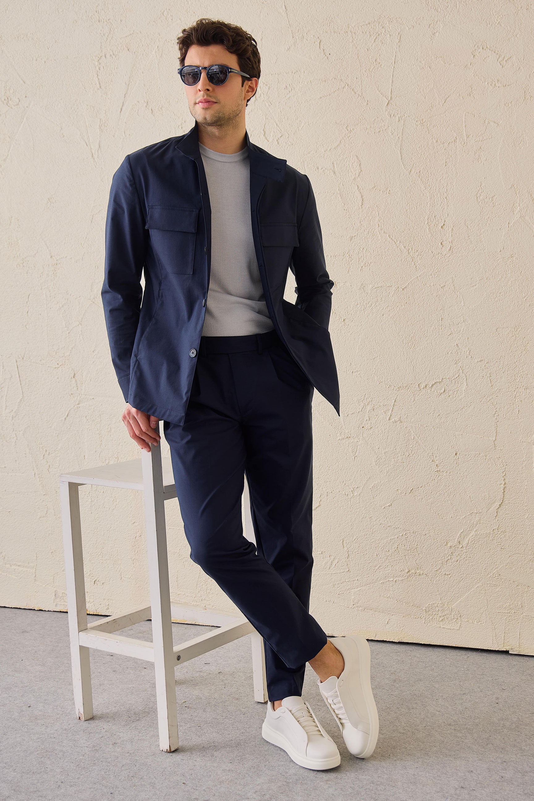 Giacca utility da uomo blu navy, leggera, in misto cotone, elegante e casual.