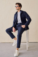 Giacca utility da uomo blu navy, leggera, in misto cotone, elegante e casual.