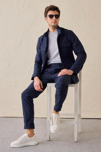 Completo da uomo blu navy elegante e casual a due pezzi, stile safari, con colletto alla coreana e tessuto elasticizzato.