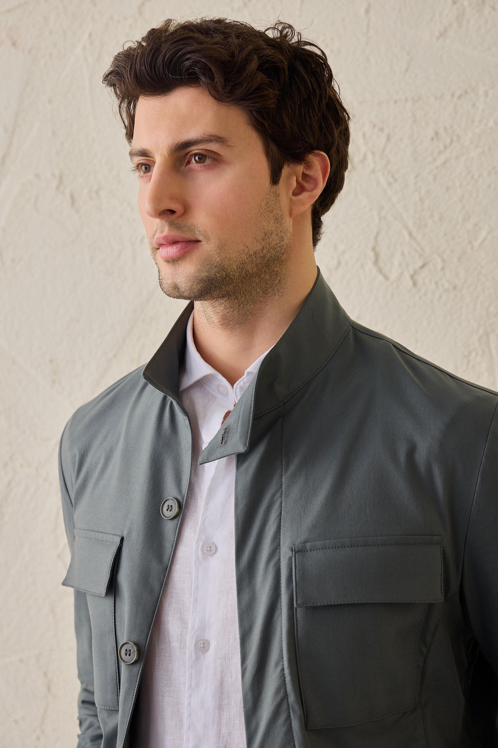 Giacca utility da uomo verde salvia, leggera, elegante e casual.