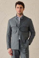 Giacca utility da uomo verde salvia, leggera, elegante e casual.