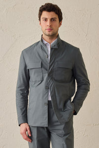 Giacca utility da uomo verde salvia, leggera, elegante e casual.