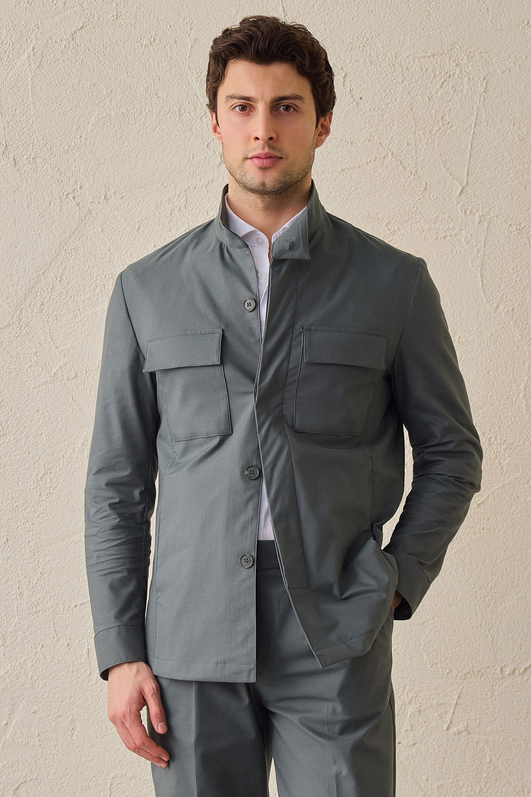 Giacca utility da uomo verde salvia, leggera, elegante e casual.