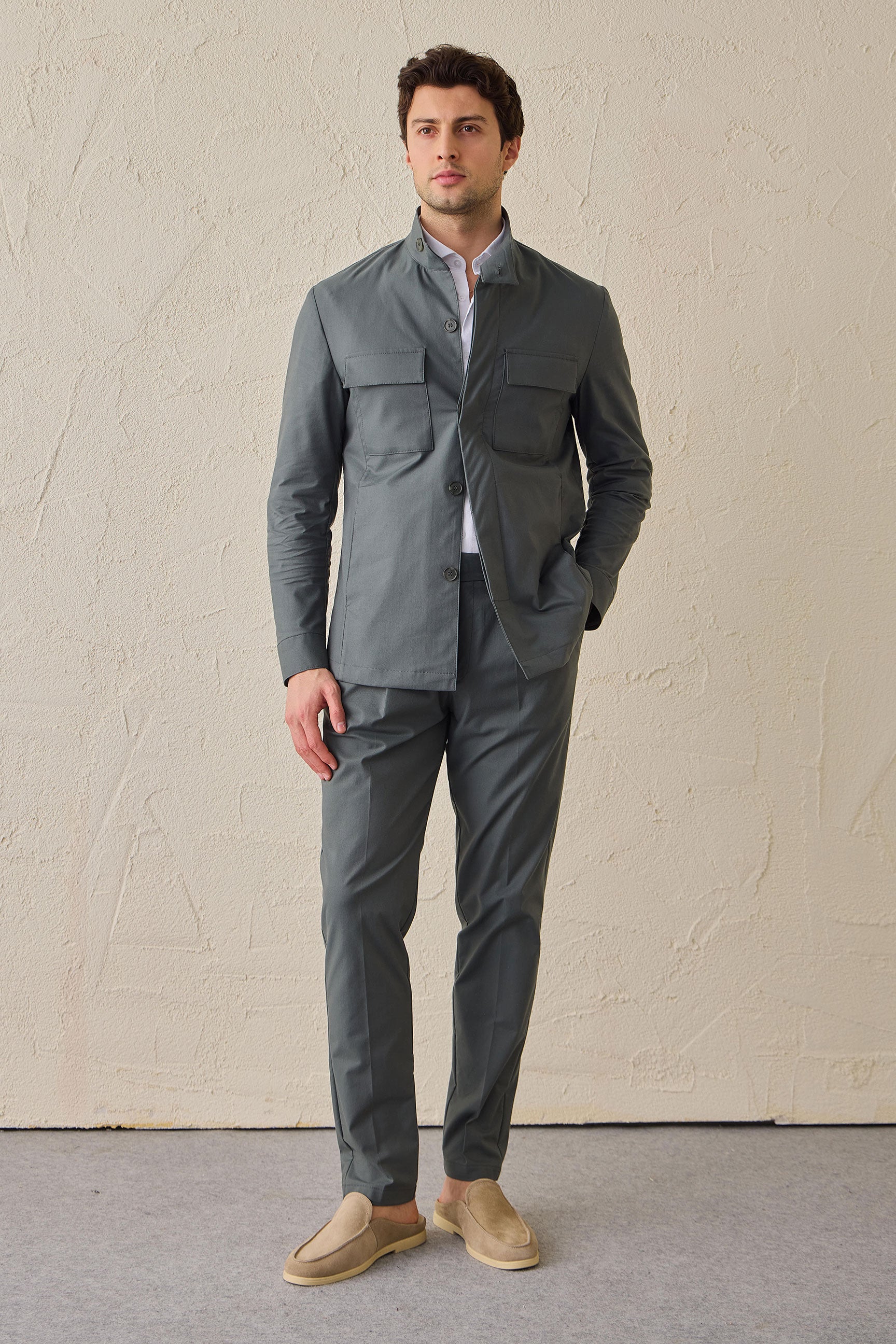 Giacca utility da uomo verde salvia, leggera, elegante e casual.
