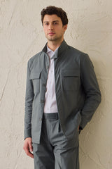 Giacca utility da uomo verde salvia, leggera, elegante e casual.