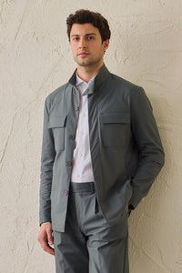 Giacca utility da uomo verde salvia, leggera, elegante e casual.