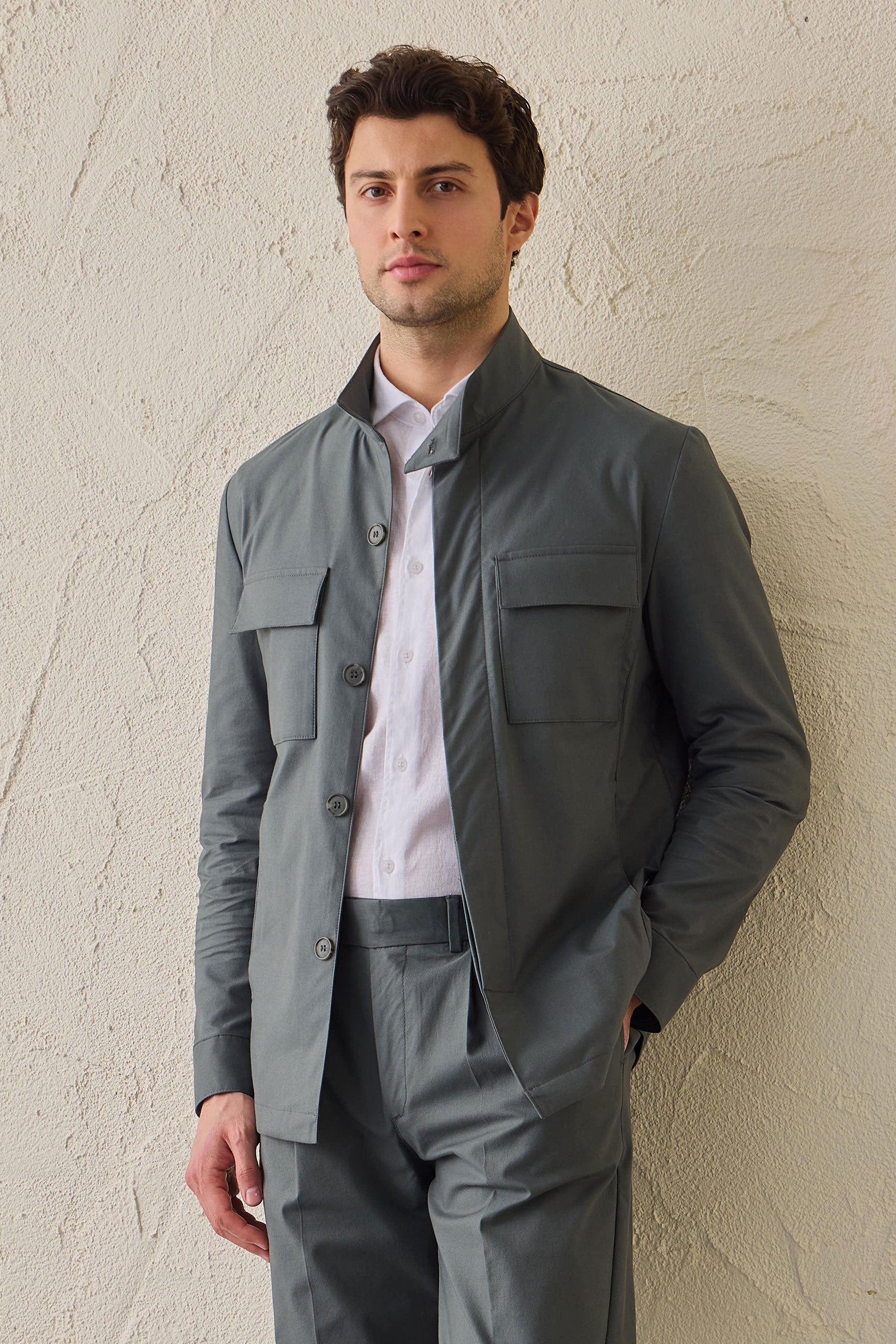 Giacca utility da uomo verde salvia, leggera, elegante e casual.