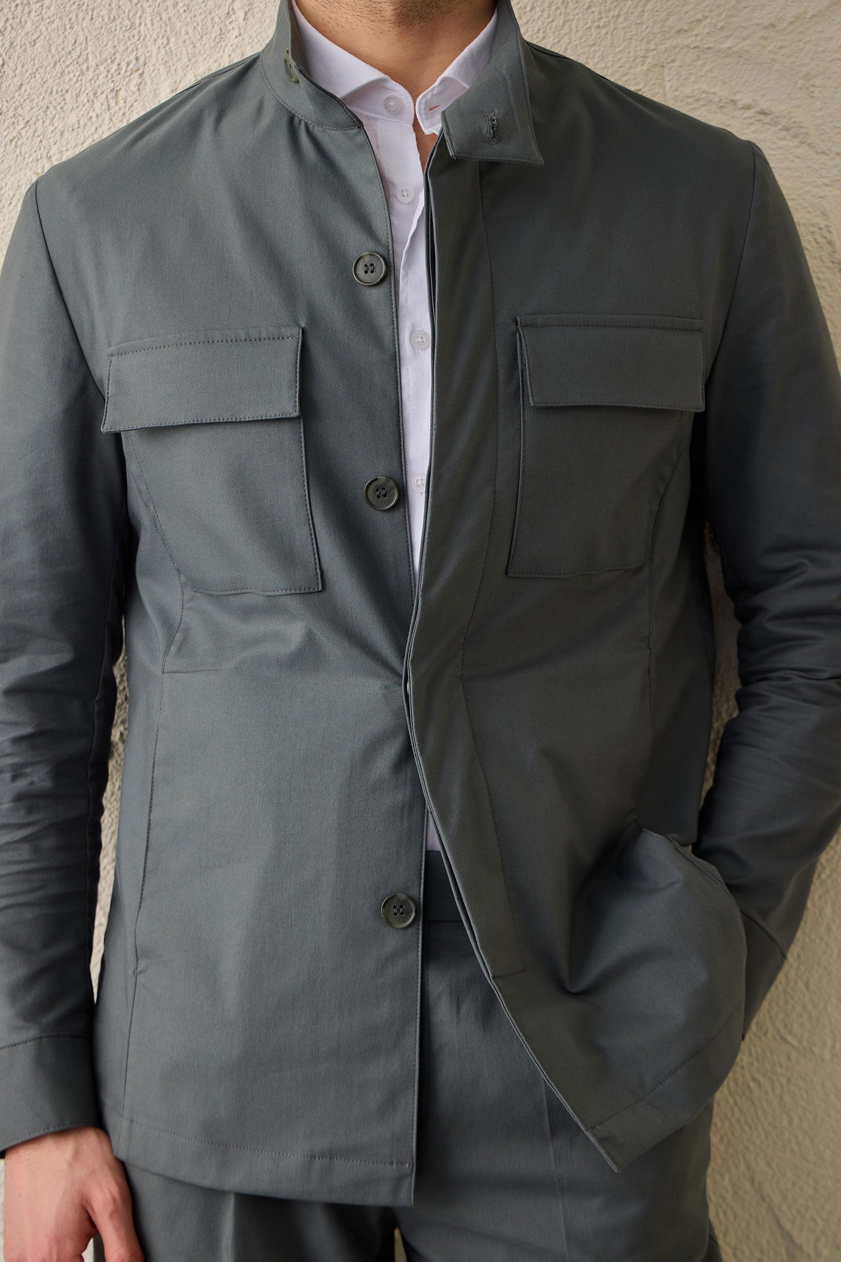 Giacca utility da uomo verde salvia, leggera, elegante e casual.