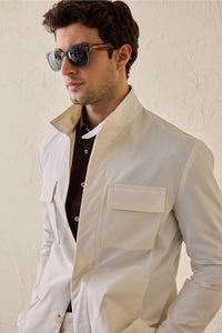 Giacca utility da uomo bianca, leggera, in misto cotone, elegante e casual.