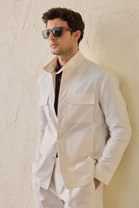 Giacca utility da uomo bianca, leggera, in misto cotone, elegante e casual.