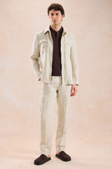 Completo da uomo in lino beige, elegante e casual, due pezzi, con cerniera frontale, stile safari, estivo.