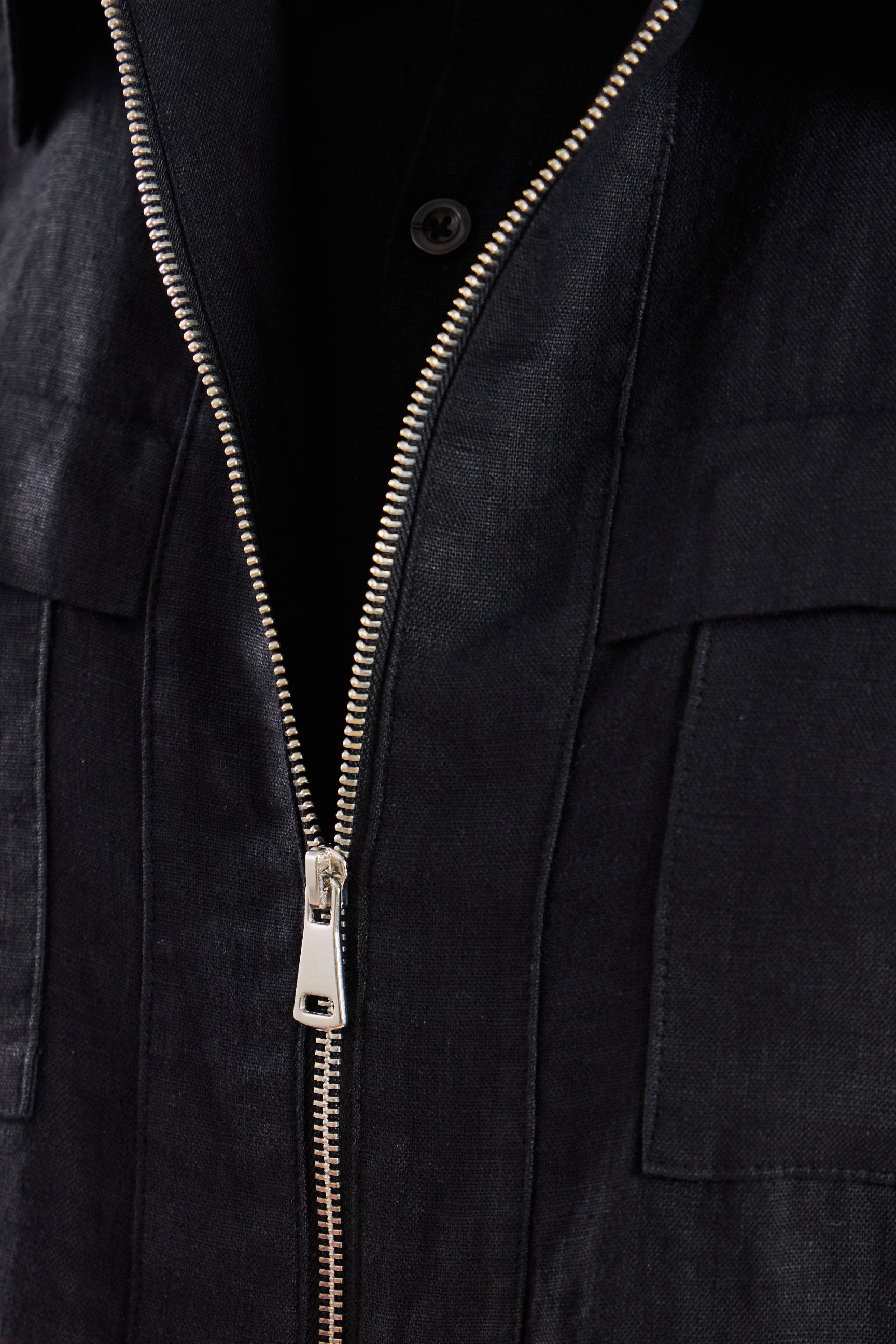 Completo da uomo in lino nero, elegante e casual, due pezzi, con cerniera frontale, stile safari, estivo.