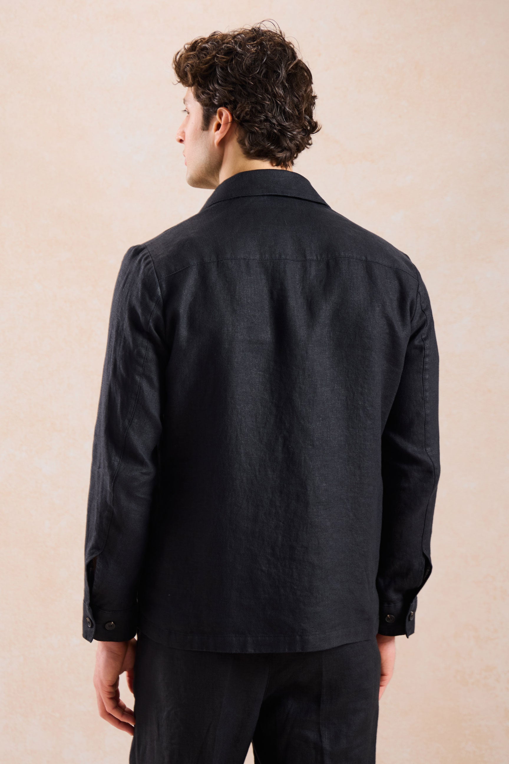 Completo da uomo in lino nero, elegante e casual, due pezzi, con cerniera frontale, stile safari, estivo.