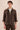 Completo da uomo in lino marrone, elegante e casual, due pezzi, con cerniera frontale, stile safari, estivo.