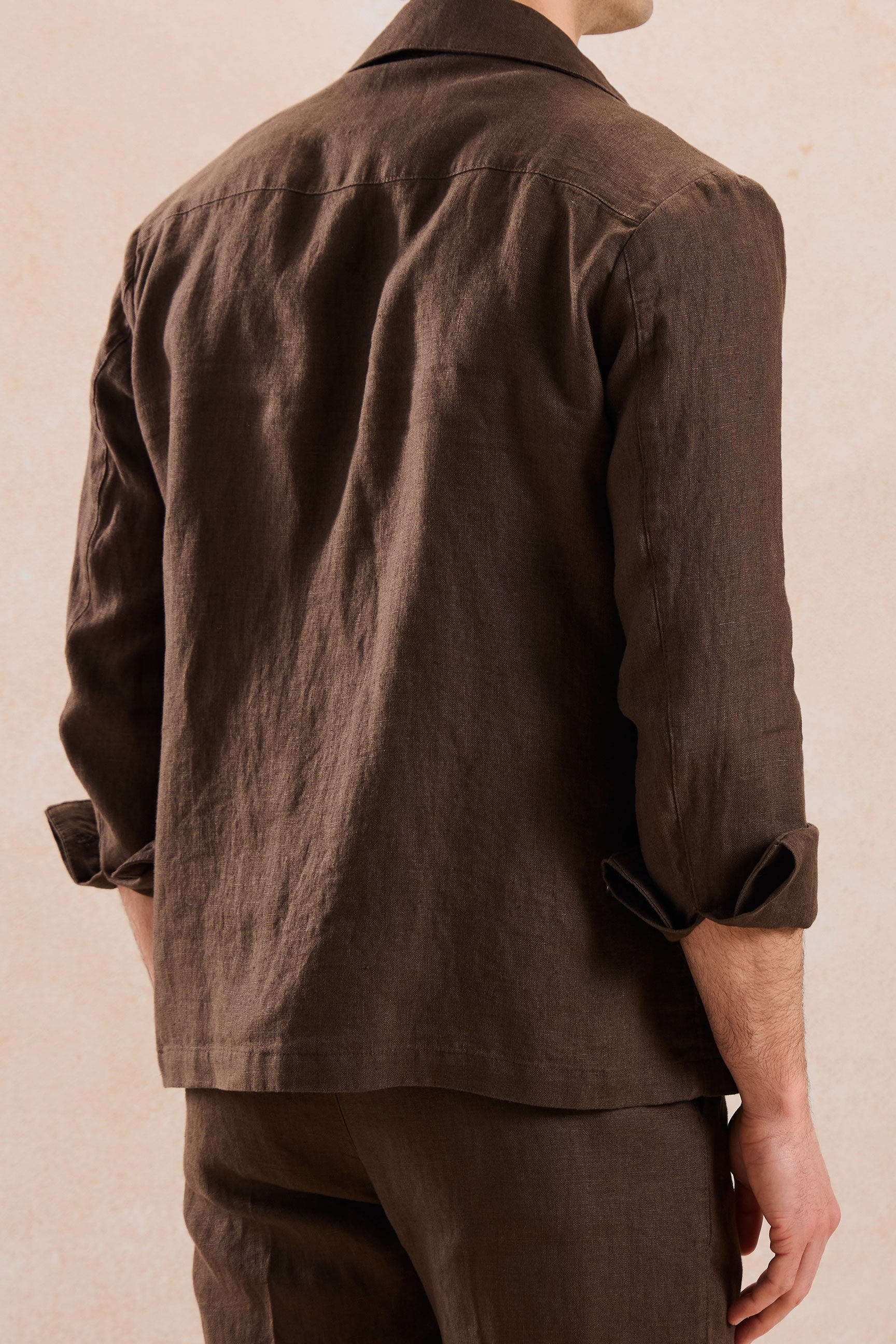 Completo da uomo in lino marrone, elegante e casual, due pezzi, con cerniera frontale, stile safari, estivo.