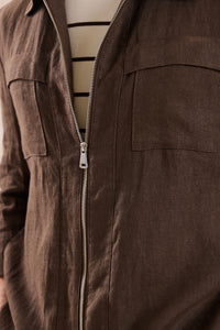 Completo da uomo in lino marrone, elegante e casual, due pezzi, con cerniera frontale, stile safari, estivo.