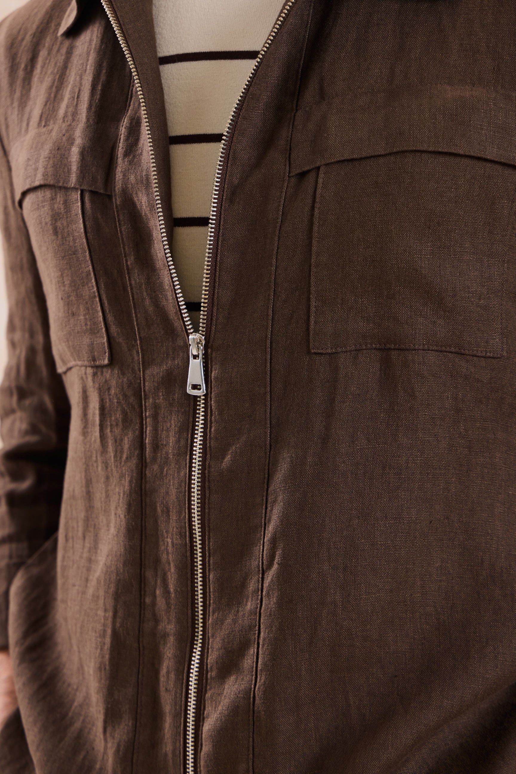 Completo da uomo in lino marrone, elegante e casual, due pezzi, con cerniera frontale, stile safari, estivo.