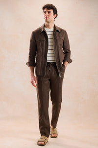 Completo da uomo in lino marrone, elegante e casual, due pezzi, con cerniera frontale, stile safari, estivo.