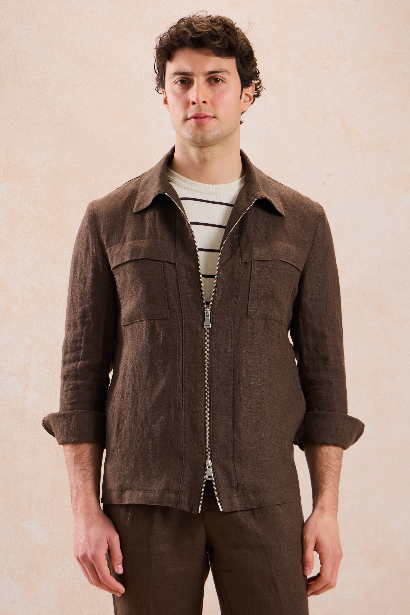 Camicia-giacca da uomo in lino marrone con cerniera, leggera, ideale per l'estate.